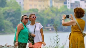 El lago Hoan Kiem es una atracción para los turistas extranjeros cuando visitan Hanoi (Foto: VNA)