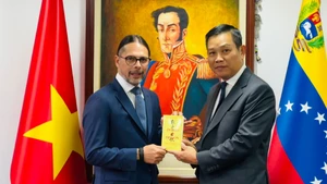 El embajador vietnamita en Caracas, Vu Trung My, entrega al vicepresidente de Venezuela, Freddy Nánez, la colección de poemas “Diario de prisión” del Presidente Ho Chi Minh, traducida al idioma español. (Foto: Embajada de Vietnam en Venezuela)