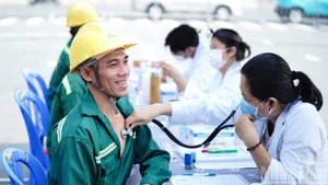 [Fotos] Velar por la vida material y espiritual de los constructores en vísperas del Año Nuevo Lunar