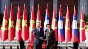El secretario general del Comité Central del Partido Popular Revolucionario de Laos y presidente del país, Thongloun Sisoulith, (derecha) recibe al secretario general del Partido Comunista de Vietnam, To Lam. (Foto: VNA)