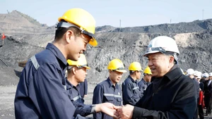 El secretario general del Partido Comunista de Vietnam, To Lam, visita a trabajadores del sector carbonero en Quang Ninh por el Tet (Foto: Nhan Dan)