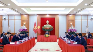El secretario general del Partido Comunista de Vietnam, To Lam, sostiene una conversación telefónica con el primer secretario del Partido Comunista de Cuba y presidente del país caribeño, Miguel Díaz-Canel. (Foto: VNA)