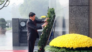 El secretario general del Partido Popular Revolucionario de Laos y presidente del país, Thongloun Sisoulith, rinde homenaje al Presidente Ho Chi Minh en su Mausoleo (Foto: VNA)