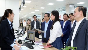 El primer ministro de Vietnam, Pham Minh Chinh, visita a los funcionarios y trabajadores del Centro de Servicios de Administración Pública de la provincia de Quang Ninh (Foto: VNA)