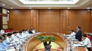 [Foto] Buró Político se reúne con Juntas Permanentes de Comités del Partido de Tay Ninh y Tuyen Quang