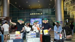 Los primeros pasajeros del vuelo de Emirates de Dubái a Da Nang en la noche del 2 de junio. (Foto: Administración Nacional de Turismo)