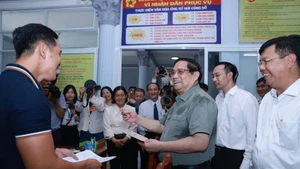 El primer ministro Pham Minh Chinh visita al Centro de Servicios de Administración Pública de la comuna de My Hiep, en la provincia de Dong Thap. )Foto: VNA)