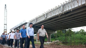 El primer ministro de Vietnam, Pham Minh Chinh, realiza una inspección del progreso de proyectos clave de autopistas en Dong Thap (Foto: VNA)