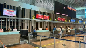 La Autoridad de Aviación Civil de Vietnam (CAAV) ha ordenado la suspensión temporal de las operaciones en los aeropuertos internacionales de Van Don y Cat Bi (Foto: VNA)