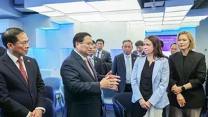 El primer ministro de Vietnam, Pham Minh Chinh, visita el Centro e-Estonia (Foto: VNA)