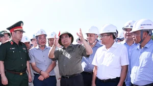 [Foto] El primer ministro vietnamita inspecciona las obras de la línea eléctrica de 500 kV Lao Cai-Vinh Yen