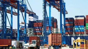 Los contenedores que transportan mercancías de importación y exportación operan en el puerto internacional de Gemalink, en la ciudad de Phu My, provincia de Ba Ria-Vung Tau. (Foto: Hong Dat/VNA)