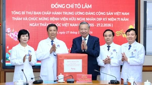 [Foto] Líder partidista vietnamita visita y felicita al personal médico del Hospital de la Amistad