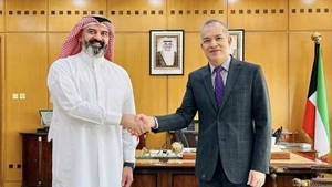 El embajador de Vietnam en Kuwait, Nguyen Duc Thang, y Salem Alhai, jefe de la Autoridad Pública de Agricultura y Pesca de Kuwait. (Foto: Embajada de Vietnam en Kuwait)