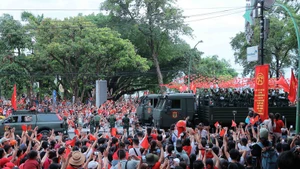 Los soldados interactúan con la gente antes del segundo ensayo general del desfile militar, el 25 de agosto de 2025. (Foto: VNA)