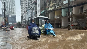 Una calle en Hanoi tras fuertes lluvias. (Foto: VNA)
