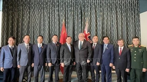 El presidente de la Cámara de Representantes neozelandesa, Gerry Brownlee (quinto desde la derecha), y la delegación de la Comisión de Defensa Nacional, Seguridad y Asuntos Exteriores de la Asamblea Nacional de Vietnam. (Foto: VNA)