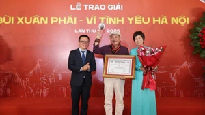 El reconocido músico Tran Tien fue galardonado con el Gran Premio, la máxima distinción del Premio Bui Xuan Phai - Por el Amor de Hanói 2025. (Foto: Nhan Dan)
