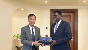 El embajador de Vietnam en Egipto, Nguyen Nam Duong, entrega un regalo al ministro sursudanés de Asuntos Exteriores y Cooperación Internacional, Monday Semaya Kumba. (Foto: baoquocte.vn)