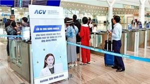Con el proceso renovado, los pasajeros sin equipaje facturado podrán pasar por los controles de seguridad y embarque mediante reconocimiento facial, sin mostrar ningún documento. (Foto: tuoitre.vn)