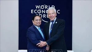 El primer ministro vietnamita, Pham Minh Chinh, recibe a Peter Brabeck-Letmathe, presidente interino del Foro Económico Mundial (Foto: VNA)
