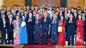 [Foto] Líder partidista vietnamita se reúne con destacados agricultores y científicos