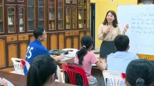 En una clase del idioma vietnamita en Laos (Foto: VNA)
