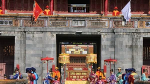 Recreación de la ceremonia de concesión de decretos durante la dinastía Nguyen. (Foto: VNA)