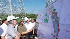 El primer ministro Pham Minh Chinh inspecciona el avance de la construcción del proyecto de la línea de transmisión de 500 kV Lao Cai - Vinh Yen. (Foto: VNA)