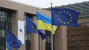 Banderas de la UE y Ucrania en la sede de la UE en Bruselas, Bélgica, 24 de febrero de 2025. (Foto: Xinhua)