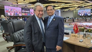 El primer ministro de Vietnam, Pham Minh Chinh, y el secretario general de las Naciones Unidas, António Guterres. (Foto: VGP)