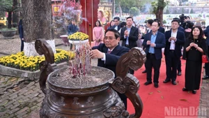 El primer ministro de Vietnam, Pham Minh Chinh, ofrece incienso en el Palacio Kinh Thien.