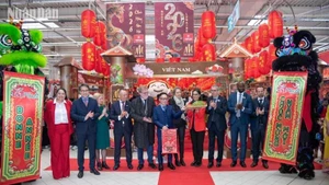 La Semana de Productos Vietnamitas en Francia, una actividad organizada con regularidad en los supermercados de ese país, contribuye a reforzar la confianza de los distribuidores locales y reafirma la capacidad de suministro y la reputación de las empresas vietnamitas. (Foto: Minh Duy)