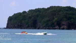 Turistas disfrutan de deportes acuáticos en Phu Quoc (Kien Giang). Foto: VNA.