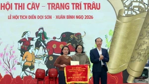 El comité organizador otorga el primer premio a la pintora Nguyen Thi My Dung. 
