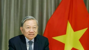 El secretario general del Partido Comunista de Vietnam (PCV), To Lam, sostiene conversaciones telefónicas con el senador Steve Daines (republicano - Montana) y el senador Bill Hagerty (republicano - Tennessee), ambos miembros del Comité de Relaciones Exteriores del Senado, con motivo de su viaje para asistir a la reunión inaugural del Consejo de Paz de Gaza en Washington.