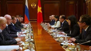 El enviado especial del secretario general del Partido Comunista de Vietnam (PCV), To Lam, miembro del Buró Político y ministro de Relaciones Exteriores, Le Hoai Trung, en encuentro con el presidente del partido Rusia Unida, Dmitry Medvedev.
