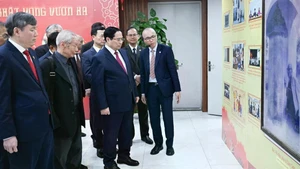 El primer ministro Pham Minh Chinh visita la Academia de Ciencias Sociales de Vietnam. 