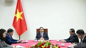[Foto] Premier vietnamita sostiene conversación telefónica con su homólogo singapurense