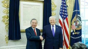 El secretario general del Partido Comunista de Vietnam, To Lam, se reúne con el presidente de Estados Unidos, Donald Trump. Foto: VNA