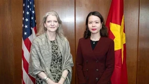 La viceministra de Relaciones Exteriores de Vietnam, Nguyen Minh Hang, y la subsecretaria de Estado de Estados Unidos, Allison Hooker. (Fuente: VNA)