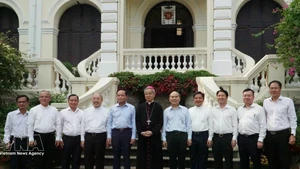 El secretario del Comité partidista local, Tran Luu Quang, realiza visita al Arzobispado de la Arquidiócesis de esta urbe sureña (Fuente: VNA)