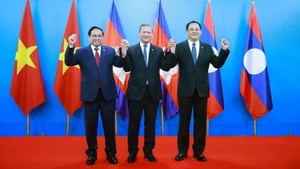El primer ministro de Vietnam, Pham Minh Chinh, se reúne el 6 de febrero con sus homólogos de Camboya, Hun Manet, y de Laos, Sonexay Siphandone, durante el Encuentro de Alto Nivel entre el Partido Popular de Camboya, el Partido Comunista de Vietnam y el Partido Popular Revolucionario de Laos (Foto: Duong Giang/VNA)