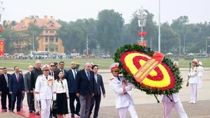 El presidente de la Cámara de Representantes de Jordania, Mazen Turki El Qadi, acompañado por una delegación de alto nivel, rinde homenaje al Presidente Ho Chi Minh en su Mausoleo (Fuente: VNA)