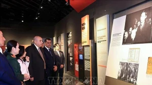 El presidente de la Cámara de Representantes de Jordania, Mazen Turki El Qadi, y delegados en el Museo de Historia Militar de Vietnam. (Fuente: VNA)