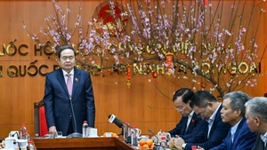 El presidente de la Asamblea Nacional, Tran Thanh Man (centro), habla durante una sesión de trabajo con la Comisión de Defensa Nacional, Seguridad y Asuntos Exteriores del Parlamento.