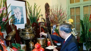 El secretario general del Partido Comunista de Vietnam, To Lam, ofrece incienso en memoria al secretario general Le Duan. (Foto: VNA)