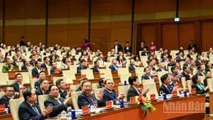 El secretario general To Lam, junto con dirigentes y exlíderes del Partido y del Estado, en la conferencia.
