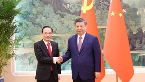 El secretario general del Partido Comunista de China (PCCh) y presidente del país, Xi Jinping, y el canciller vietnamita, Le Hoai Trung (izquierda).