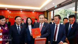 El presidente de la Asamblea Nacional (AN) de Vietnam, Tran Thanh Man, asiste a una ceremonia de presentación de la colección de leyes aprobadas por la AN de la XV Legislatura en su décimo período de sesiones. (Foto: VNA)
